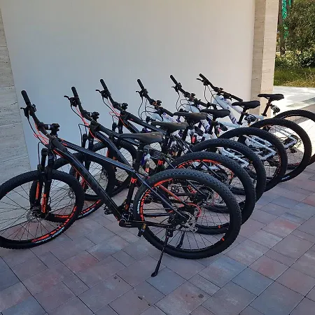 Astoria * ביוגראד נה מורו